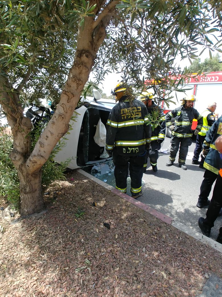 כוחות כיבוי והצלה בזירת האירוע, ליד עיריית באר שבע (צילום וואצאפ: משה)